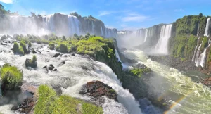 幾筋にも分かれて落ちるイグアスの滝と、谷に立ちのぼる水煙