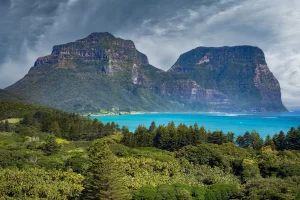 ロード・ハウ島の二つの山と入り江